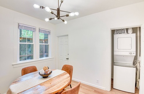 Near Northwest House | <1 mile to downtown South Bend: Dog-Friendly!