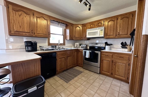 Bolivar House | 1 Mile Walk to SBU! Convenience and comfort meet!