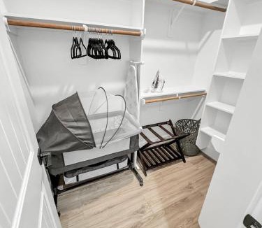 Greater Third Ward Villa | 1 Miles From HDT KingBed FreeParking Laudry