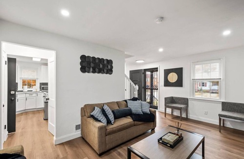 Chillum House | 1 min to DC 6 beds sleeps 12 w/yard and parking