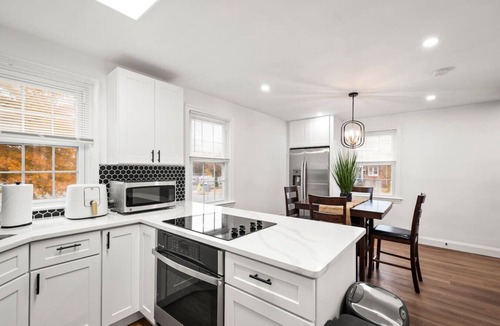 Chillum House | 1 min to DC 6 beds sleeps 12 w/yard and parking