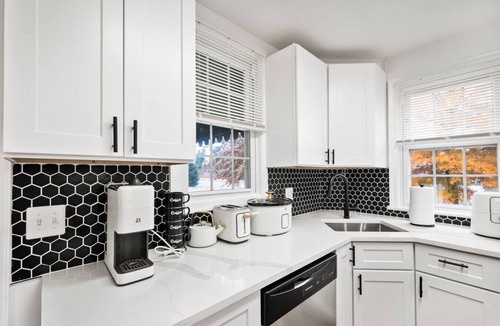 Chillum House | 1 min to DC 6 beds sleeps 12 w/yard and parking