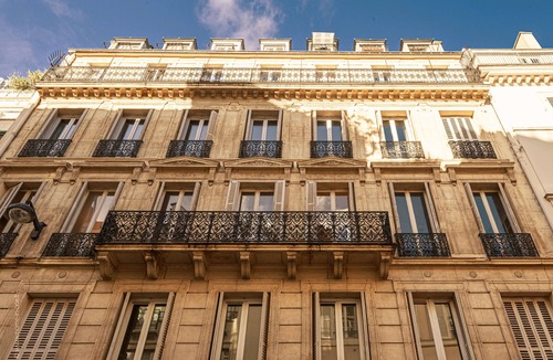8th Arrondissement Apartment | 1 Min Walk -> Champs Elysées & Avenue Montaigne + A/C + Working Desk