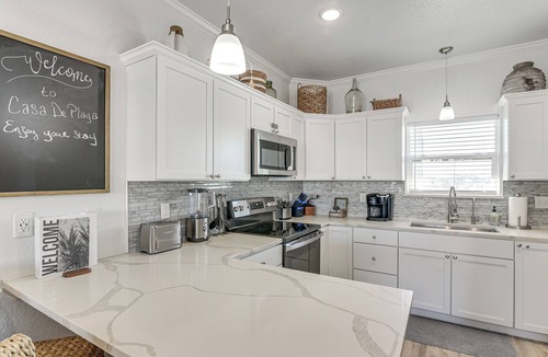 Surfside Beach House | 1 Min Walk to Beach: A Surfside Beach Favorite!