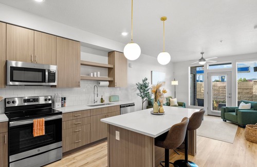 People's Freeway Apartment | 1 MIN Walk TRAX! with Free Parking at The Green Suite