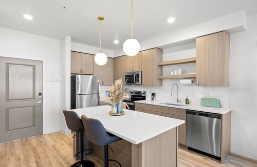 People's Freeway Apartment | 1 MIN Walk TRAX! with Free Parking at The Green Suite