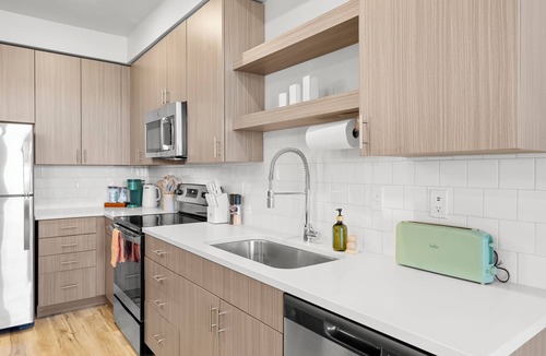 People's Freeway Apartment | 1 MIN Walk TRAX! with Free Parking at The Green Suite