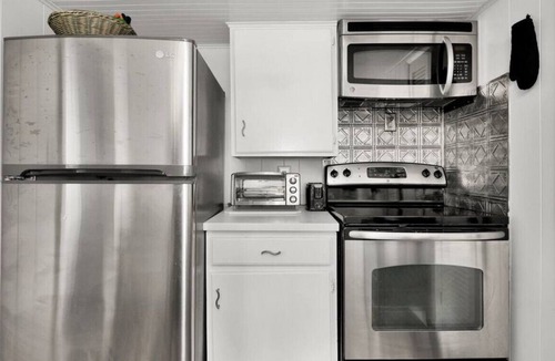 Ocean Park Apartment | 1 Minute to The Beach! Walk & Watch The Sunrise!