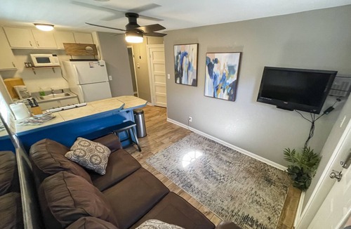 Fayetteville Cottage | 1 Minute Walk to Dickson