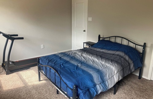 Keenan House | 1 or 2 big bedrooms& 1 bathroom available upstairs. With garage & lake access.