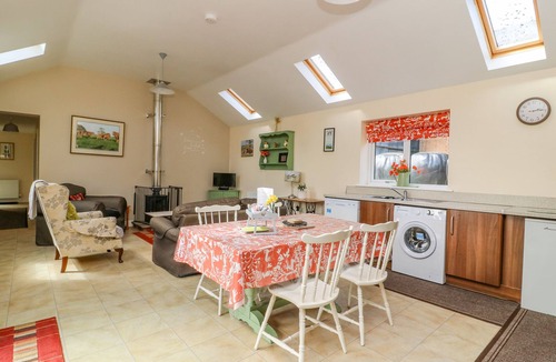 Ryther Cottage | 1 PINES FARM COTTAGES, family friendly, with open fire in Tadcaster