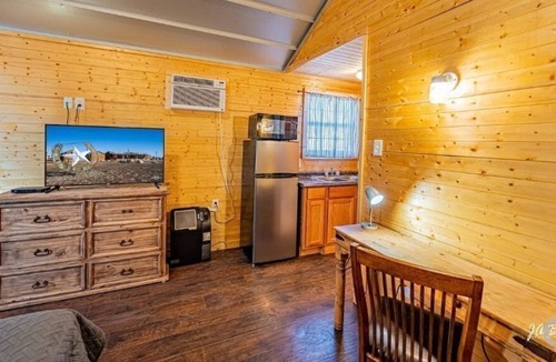Midland House | #1-Private Cabin-Kitchenette, Brkfast,Laundry,WIFI