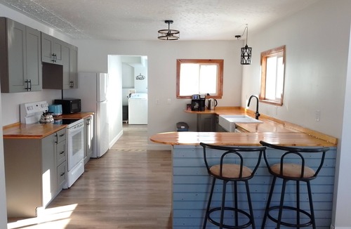 Bruce Mines House | 1 Queen & 1 Twin Bed