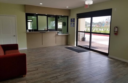 Bay City Hotel | 1 Queen Bed Kitchenette Non-Smoking, Scottish Inns Bay City TX, Free Parking