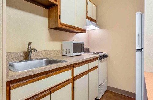 Indianapolis Apartment | 1 Queen Bed | Mobil Access Tub Ste Smk Ktchn