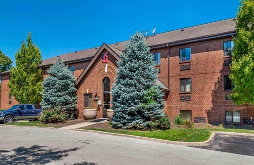 Indianapolis Apartment | 1 Queen Bed | Mobil Access Tub Ste Smk Ktchn