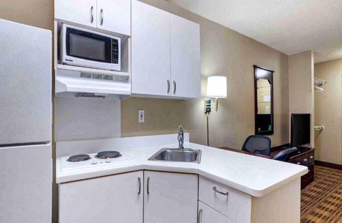 Huntsville Apartment | 1 Queen Bed | Mobil Access Tub Nsmk Kitchen
