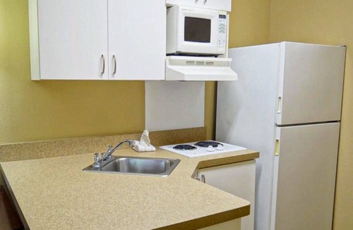 Huntsville Apartment | 1 Queen Bed | Mobil Access Tub Nsmk Kitchen