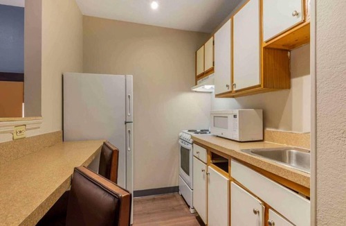 Executive Park Apartment | 1 Queen Bed | Non-Smoking, Micfridge