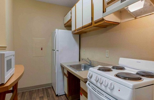 Executive Park Apartment | 1 Queen Bed | Non-Smoking, Micfridge