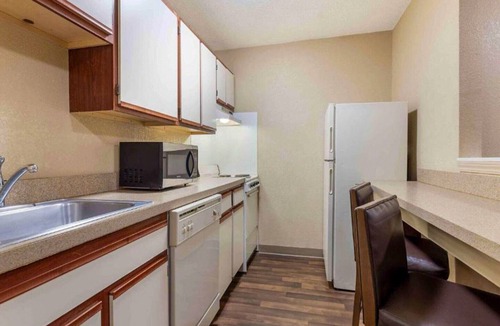 Executive Park Apartment | 1 Queen Bed | Non-Smoking, Micfridge