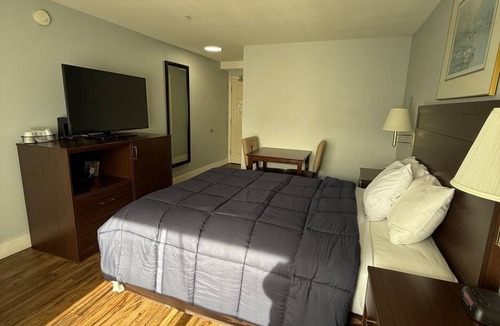 Ocean Shores Hotel | 1 Queen Bed Non-Smoking