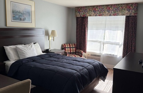 Ocean Shores Hotel | 1 Queen Bed Non-Smoking