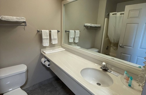 Ocean Shores Hotel | 1 Queen Bed Non-Smoking