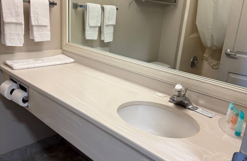 Ocean Shores Hotel | 1 Queen Bed Non-Smoking