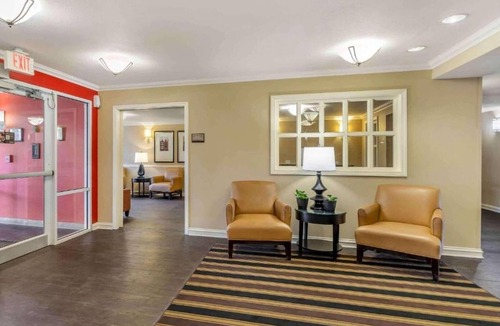Vernon Hills Apartment | 1 Queen Bed | Non-Smoking, Kitchen
