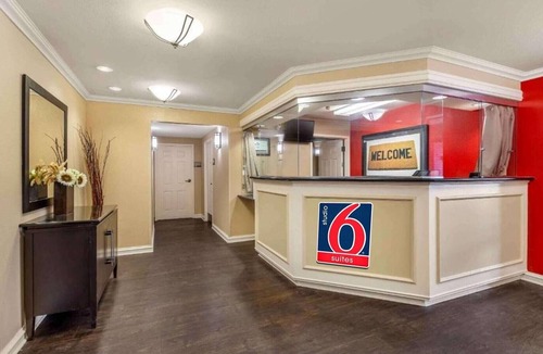Vernon Hills Apartment | 1 Queen Bed | Non-Smoking, Kitchen