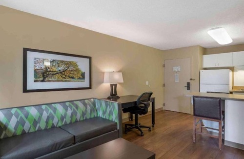 Memphis Apartment | 1 Queen Bed | Non-Smoking, Kitchen