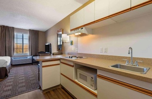 Eagan Apartment | 1 Queen Bed | Non-Smoking, Kitchen