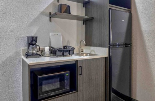 Little Rock Apartment | 1 Queen Bed|Nsmk, Kitchen