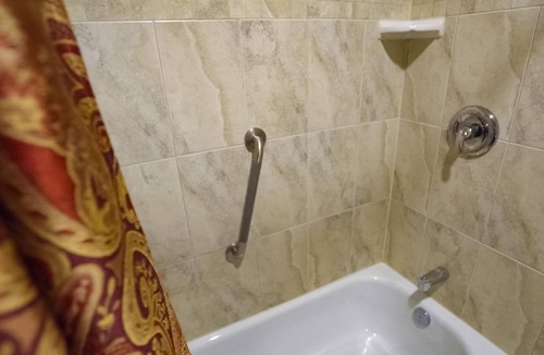 Dartmouth Hotel | 1 Queen Bed – Room 5 - Hearthstone Inn Boutique Hotel Halifax – Dartmouth