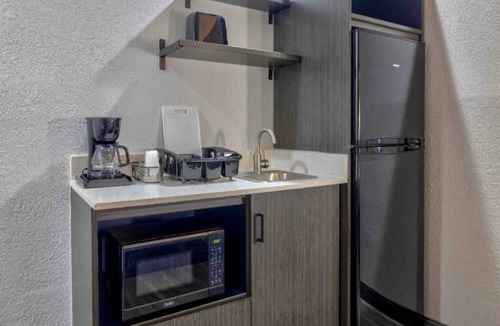 Little Rock Apartment | 1 Queen Bed |Smoking, Kitchen