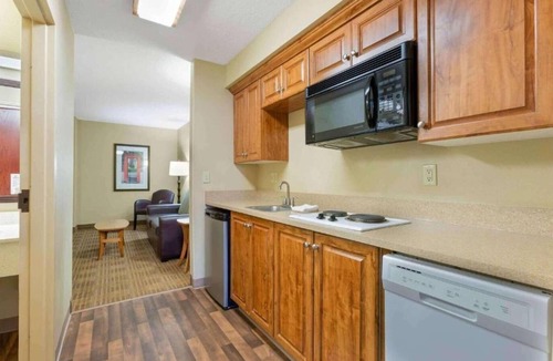 Findlay Apartment | 1 QUEEN BED | SUITE, NSMK, KITCHEN