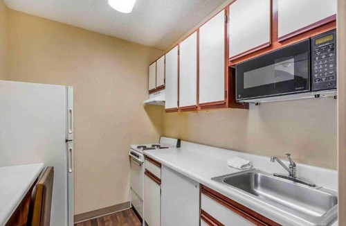 Florence Apartment | 1 Queen Bed | Suite, Non-Smoking, Kitchen