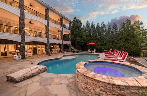 Littleton House | #1 ranked LKG retreat- Heated Pool, Golf Range, Firepit, Bocce, New 200HP Boat!