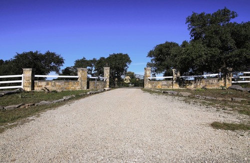 Kerrville Cabin | 1 Room Cabin getaway, quiet country views, wildlife, pet friendly