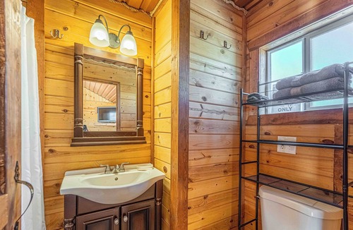 Big Spring Cabin | 1-room Cabin with 2 beds, Kitchen, Shower, fitness room, laundry, in Big Spring