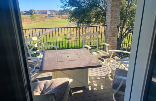 League City House | 1 Room only for Rent on the Golf Course with a Coffee Bar upstairs. Max 2 guests