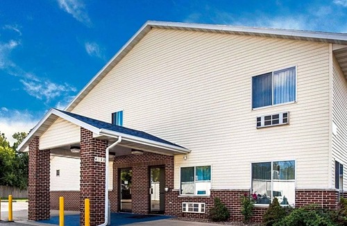 Cedar Rapids - Iowa City Hotel | 1-Star Hotel ∙ Rodeway Inn Cedar Rapids