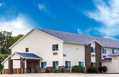 Cedar Rapids - Iowa City Hotel | 1-Star Hotel ∙ Rodeway Inn Cedar Rapids