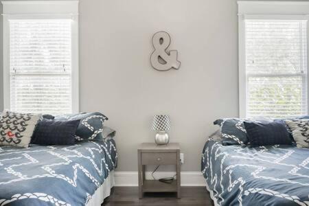 East End House | 1-Story Family Home with Fenced Yard, Grill, Parking, Sleeps 10, 5 Mins to Five Points & Nissan Stadium, Smart TVs, Pet-Friendly Yard, Patio for BBQs, Ideal Nashville Getaway for Families, 24 Hr Hospitality