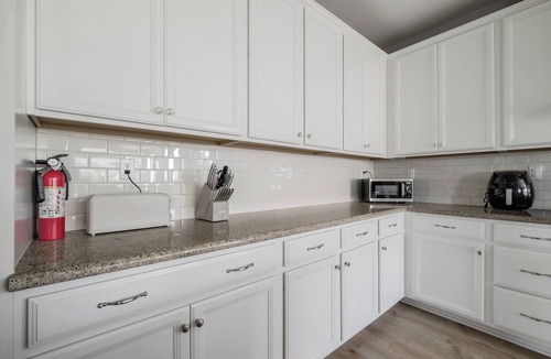 Roseville House | 1 Story, Huge Backyard,insurance stay, 30+, pet stay