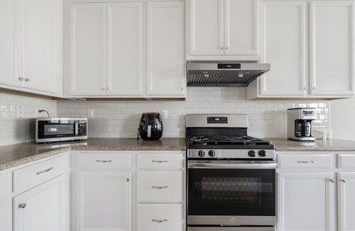 Roseville House | 1 Story, Huge Backyard,insurance stay, 30+, pet stay