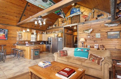 Alba Cabin | #1 Top-Rated Waterfront Lodge on Lake Fork Pet Friendly