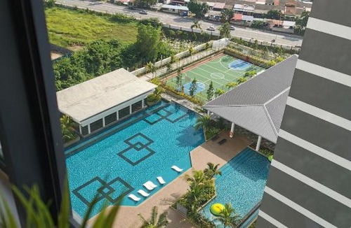 Kampung Bukit Dukong Apartment | 1 Traders Garden 1BR Pool View with HiSpeed Internet Netflix