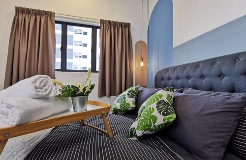 Kampung Bukit Dukong Apartment | 1 Traders Garden 1BR Pool View with HiSpeed Internet Netflix